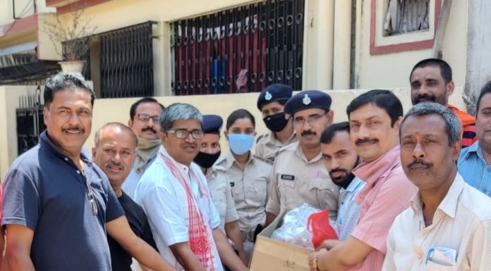 लॉकडाउन से प्रभावित गरीब-बेघरों को 12वें दिन खाना खिलाया लॉकडाउन से प्रभावित गरीब एवं बेघर लोगो की मदद के लिए आज लगातार 12 वें दिन भी लोगों को 100 लोगों को भोजन कराया गया।