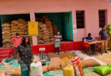 शिवहर में राशन कार्ड की हर यूनिट पर 10 किलो अनाज शिवहर में राशन कार्ड की हर यूनिट पर 10 किलो अनाज का वितरण हो रहा है। शिवहर जिलाधिकारी अवनीश कुमार सिंह खुद इसकी मानिटरिंग कर रहे हैं।