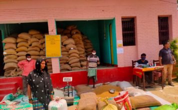 शिवहर में राशन कार्ड की हर यूनिट पर 10 किलो अनाज शिवहर में राशन कार्ड की हर यूनिट पर 10 किलो अनाज का वितरण हो रहा है। शिवहर जिलाधिकारी अवनीश कुमार सिंह खुद इसकी मानिटरिंग कर रहे हैं।