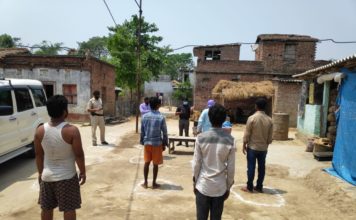 लॉकडाउन व सोशल डिस्टेंसिंग के चक्रव्यूह में जनता और बेकाबू कोरोना लॉकडाउन व सोशल डिस्टेंसिंग के चक्रव्यूह में जनता फंसी है। कोरोना बेकाबू हो रहा है। कोरोना को सोशल डिस्टेंसिंग और लॉकडाउन से रोकने की कोशिश बेमानी लग रही है।