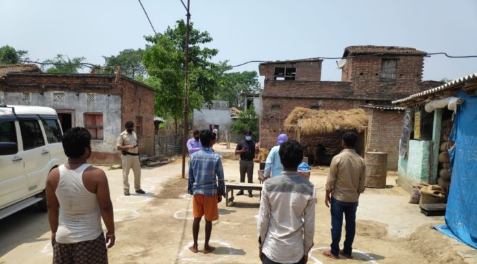 लॉकडाउन व सोशल डिस्टेंसिंग के चक्रव्यूह में जनता और बेकाबू कोरोना लॉकडाउन व सोशल डिस्टेंसिंग के चक्रव्यूह में जनता फंसी है। कोरोना बेकाबू हो रहा है। कोरोना को सोशल डिस्टेंसिंग और लॉकडाउन से रोकने की कोशिश बेमानी लग रही है।