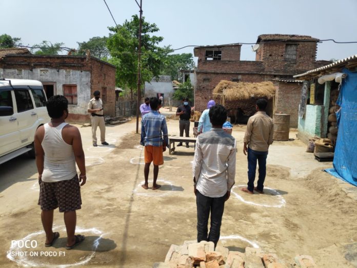 लॉकडाउन व सोशल डिस्टेंसिंग के चक्रव्यूह में जनता फंसी है। कोरोना बेकाबू हो रहा है। कोरोना को सोशल डिस्टेंसिंग और लॉकडाउन से रोकने की कोशिश बेमानी लग रही है।