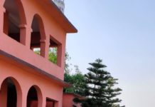 क्वारेंटाइन सेंटर पर रह रहे 17 को मुखिया ने फूल देकर मुक्त किया क्वारेंटाइन सेंटर पर रह रहे 17 मजदूरों को मुखिया वर्षा बसंत की ओर से उनके पति बसंत पटेल ने फूल देकर उनके स्वस्थ जीवन की कामना की।