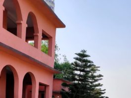 क्वारेंटाइन सेंटर पर रह रहे 17 को मुखिया ने फूल देकर मुक्त किया क्वारेंटाइन सेंटर पर रह रहे 17 मजदूरों को मुखिया वर्षा बसंत की ओर से उनके पति बसंत पटेल ने फूल देकर उनके स्वस्थ जीवन की कामना की।