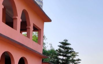 क्वारेंटाइन सेंटर पर रह रहे 17 को मुखिया ने फूल देकर मुक्त किया क्वारेंटाइन सेंटर पर रह रहे 17 मजदूरों को मुखिया वर्षा बसंत की ओर से उनके पति बसंत पटेल ने फूल देकर उनके स्वस्थ जीवन की कामना की।