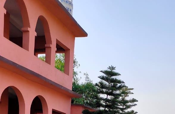 क्वारेंटाइन सेंटर पर रह रहे 17 को मुखिया ने फूल देकर मुक्त किया क्वारेंटाइन सेंटर पर रह रहे 17 मजदूरों को मुखिया वर्षा बसंत की ओर से उनके पति बसंत पटेल ने फूल देकर उनके स्वस्थ जीवन की कामना की।