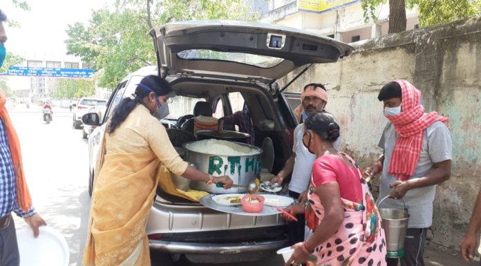 कोविड-19 का संक्रमण रोकने लिए झारखंड में बना टास्क फोर्स कोविड-19 को ले लाक डाउन के दौरान रांची की मेयर आशा लकड़ा ने जरूरतमंदों को भोजन वितरित किया