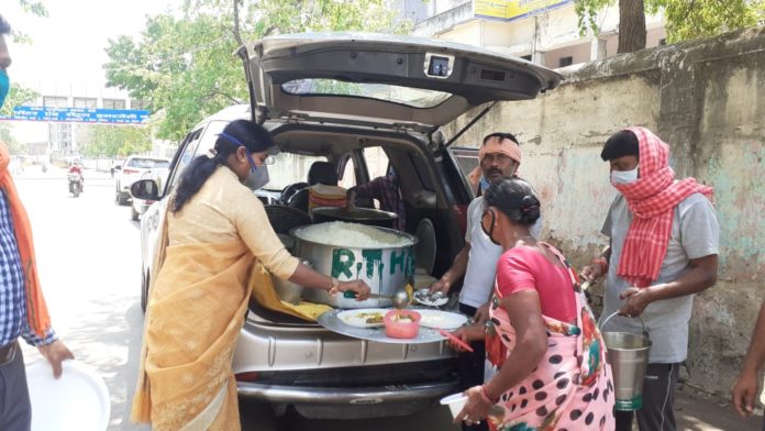 कोविड-19 को ले लाक डाउन के दौरान रांची की मेयर आशा लकड़ा ने जरूरतमंदों को भोजन वितरित किया