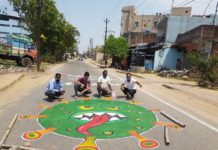 झारखंड में जांच में तेजी के साथ ही बढ़े कोरोना पॉजिटिव, 27 हुए कोरोना वायरस के संक्रमण से बचाव सोशल डिस्टेंसिंग से ही संभव है। झारखंड में कोरोना से संक्रमित लोगों की संख्या बढ़ रही है। जागरूकता फैलाने के लिए युवकों ने सड़क पर चित्र बना कर बचाव का दिया संदेश