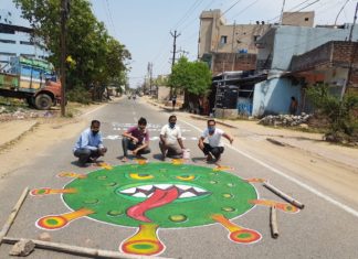 झारखंड में जांच में तेजी के साथ ही बढ़े कोरोना पॉजिटिव, 27 हुए कोरोना वायरस के संक्रमण से बचाव सोशल डिस्टेंसिंग से ही संभव है। झारखंड में कोरोना से संक्रमित लोगों की संख्या बढ़ रही है। जागरूकता फैलाने के लिए युवकों ने सड़क पर चित्र बना कर बचाव का दिया संदेश
