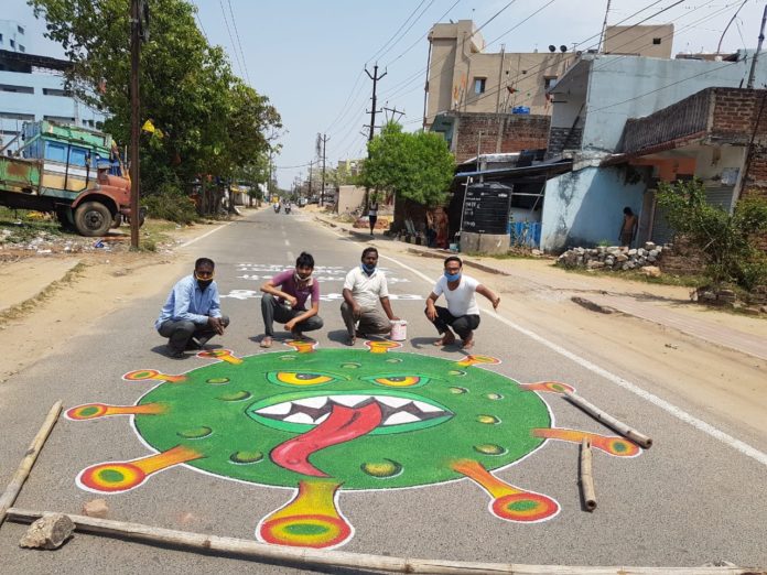 कोरोना वायरस के संक्रमण से बचाव सोशल डिस्टेंसिंग से ही संभव है।  झारखंड में कोरोना से संक्रमित लोगों की संख्या बढ़ रही है। जागरूकता फैलाने के लिए युवकों ने सड़क पर चित्र बना कर बचाव का दिया संदेश