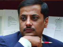 कोरोना संक्रमण शहरों से बढ़ा अब गांवों की ओर…… कोरोना की पहुंच पेट के बाहर तक ही नहीं रही, पैठ अंदर तक हो गई है। कोरोना साथ लिए आ रहे हैं शिशु। ऐसे में सहज सवाल- कौन है कोरोना से सुरक्षित? पढ़िए, कोरोना डायरी की इक्कीसवीं किस्त वरिष्ठ पत्रकार डॉ. संतोष मानव की कलम से।