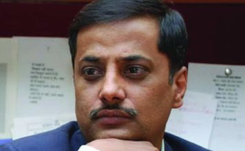 कोरोना काल में किसिम किसिम के विधायक, महापौर और पार्षद ! कोरोना की पहुंच पेट के बाहर तक ही नहीं रही, पैठ अंदर तक हो गई है। कोरोना साथ लिए आ रहे हैं शिशु। ऐसे में सहज सवाल- कौन है कोरोना से सुरक्षित? पढ़िए, कोरोना डायरी की इक्कीसवीं किस्त वरिष्ठ पत्रकार डॉ. संतोष मानव की कलम से।