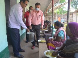 सेल्फ क्वॉरेंटाइन में है झारखंड में बोकारो का एक आदिवासी गांव ! सेल्फ क्वॉरेंटाइन में है बोकारो का एक आदिवासी गांव ! यह जान-सुन कर लोग अचरज या अनुशासन की बात भले करने लगें, पर इसके पीछे कड़वा सच छिपा है।
