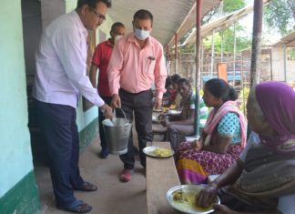 सेल्फ क्वॉरेंटाइन में है झारखंड में बोकारो का एक आदिवासी गांव ! सेल्फ क्वॉरेंटाइन में है बोकारो का एक आदिवासी गांव ! यह जान-सुन कर लोग अचरज या अनुशासन की बात भले करने लगें, पर इसके पीछे कड़वा सच छिपा है।