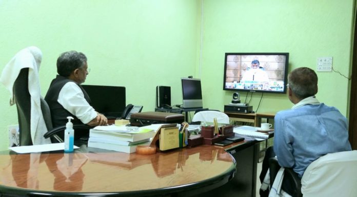 कोरोना संक्रमित की ट्रैकिंग के लिए कलाई पर आरोग्य सेतु बैंड लगाएं कोरोना संक्रमित की ट्रैकिंग व मानिटरिंग के लिए कलाई पर आरोग्य सेतु बैंड लगाए जाएं। यह सलाह उपमुख्यमंत्री सुशील कुमार मोदी ने दी है।