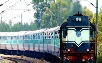 रेलवे ने 30 जून तक ट्रेनों का परिचालन रोका, स्पेशल ट्रेन चलेंगी रेलवे ने 30 जून तक ट्रेनों का परिचालन रोक दिया है। हालांकि इस दौरान स्पेशल ट्रेनों का परिचालन जारी रहेगा। प्रवासी श्रमिकों व छात्रों के लिए स्पेशल ट्रेनें चल रही हैं।