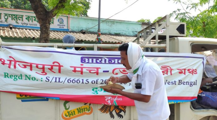 भोजपुरी मंच लाक डाउन में वितरित कर रहा है उपहार-आहार भोजपुरी मंच द्वारा लाक डाउन में उपहार-आहार का वितरित किया जा रहा है। iगरीब, जरूरतमंद और राहगीर इसका लाभ उठा रहे हैं।