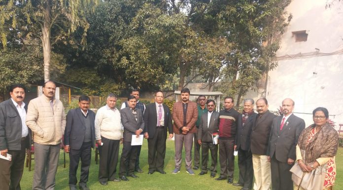 चर्च ऑफ नार्थ इंडिया के 70 पादरियों को 2 साल से नहीं मिला वेतन लॉक डाउन में मुश्किलों की मार दिहाड़ी मजदूर ही नहीं झेल रहे, बल्कि चर्च ऑफ नार्थ इंडिया के पादरी भी मुश्किल का सामना कर रहे हैं।