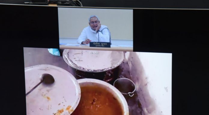 बिहार के क्वारंटाइन सेंटर का नीतीश ने किया वीसी से मुआयना बिहार के क्वारंटाइन सेंटर पर अनियमितता की शिकायतें मीडिया में आने के बाद मुख्यमंत्री नीतीश कुमार ने 20 केंद्रों का मुआयना किया। इसके लिए उन्होंने वीडियो क्न्फ्रेंसिंग का कहारा लिया।
