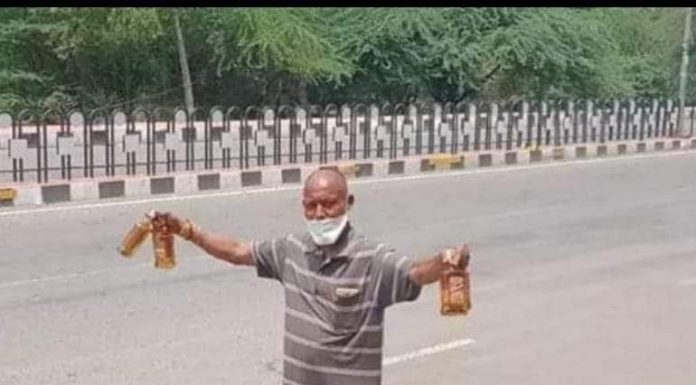 जश्न मनाइए कि आप कोरोना काल के साक्षात गवाह हैं जश्न मनाइए कि आप कोरोना काल के साक्षात गवाह हैं। जश्न मनाइए कि शराब की बोतलें लूटने नहीं, किसी भी कीमत में खरीदने के लिए आप पुलिस की गालियां-लाठियां खाने को भी तैयार-तत्पर हैं।