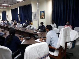 रोजगार की तैयारी में जुटी सरकार, मनरेगा को ले डीडीसी ने की बैठक रोजगार की तैयारी में सरकार जुट गयी है। इसकी तैयारी को लेकर रांची के डीडीसी ने मनरेगा के प्रखंड कार्यक्रम पदाधिकारियों के साथ बैठक की।