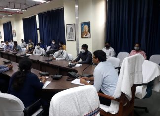 रोजगार की तैयारी में जुटी सरकार, मनरेगा को ले डीडीसी ने की बैठक रोजगार की तैयारी में सरकार जुट गयी है। इसकी तैयारी को लेकर रांची के डीडीसी ने मनरेगा के प्रखंड कार्यक्रम पदाधिकारियों के साथ बैठक की।