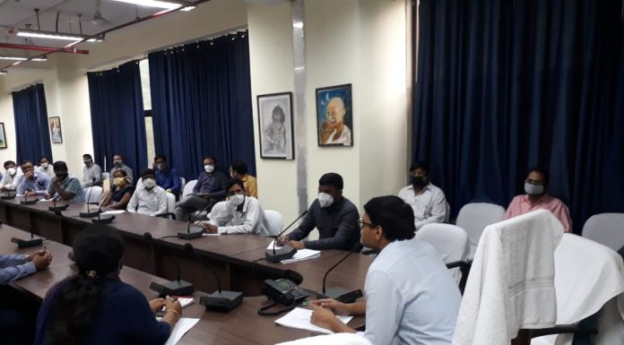 रोजगार की तैयारी में जुटी सरकार, मनरेगा को ले डीडीसी ने की बैठक रोजगार की तैयारी में सरकार जुट गयी है। इसकी तैयारी को लेकर रांची के डीडीसी ने मनरेगा के प्रखंड कार्यक्रम पदाधिकारियों के साथ बैठक की।