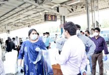 केरल से स्पेशल ट्रेन पर चढ़ देवघर पहुंचे 1129 प्रवासी मजदूर केरल से स्पेशल ट्रेन पर चढ़ देवघर 1129 मजदूर पहुंचे। थर्मल स्कैनिंग के साथ सभी श्रमिकों की स्वास्थ्य जांच गयी। पहुंचते ही उनका स्वागत किया गया। इस दौरान देवघर की उपायुक्त नैन्सी सहाय मौजूद रहीं