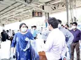 केरल से स्पेशल ट्रेन पर चढ़ देवघर पहुंचे 1129 प्रवासी मजदूर केरल से स्पेशल ट्रेन पर चढ़ देवघर 1129 मजदूर पहुंचे। थर्मल स्कैनिंग के साथ सभी श्रमिकों की स्वास्थ्य जांच गयी। पहुंचते ही उनका स्वागत किया गया। इस दौरान देवघर की उपायुक्त नैन्सी सहाय मौजूद रहीं