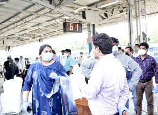केरल से स्पेशल ट्रेन पर चढ़ देवघर पहुंचे 1129 प्रवासी मजदूर केरल से स्पेशल ट्रेन पर चढ़ देवघर 1129 मजदूर पहुंचे। थर्मल स्कैनिंग के साथ सभी श्रमिकों की स्वास्थ्य जांच गयी। पहुंचते ही उनका स्वागत किया गया। इस दौरान देवघर की उपायुक्त नैन्सी सहाय मौजूद रहीं