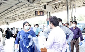 केरल से स्पेशल ट्रेन पर चढ़ देवघर पहुंचे 1129 प्रवासी मजदूर केरल से स्पेशल ट्रेन पर चढ़ देवघर 1129 मजदूर पहुंचे। थर्मल स्कैनिंग के साथ सभी श्रमिकों की स्वास्थ्य जांच गयी। पहुंचते ही उनका स्वागत किया गया। इस दौरान देवघर की उपायुक्त नैन्सी सहाय मौजूद रहीं