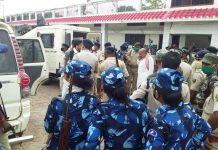 बिहार के गोपालगंज में 24 घंटे में 4 हत्याओं से शुरू हुआ खूनी खेल बिहार के गोपालगंज में लाक डाउन के बीच अर्से बाद 24 घंटे में 4 हत्याओं से खूनी खेल की शुरुआत हो चुकी है। परसों एक ही घर के 3 की हत्या कर दी गयी थी।