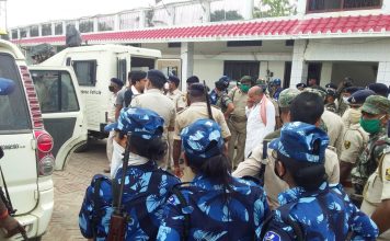 बिहार के गोपालगंज में 24 घंटे में 4 हत्याओं से शुरू हुआ खूनी खेल बिहार के गोपालगंज में लाक डाउन के बीच अर्से बाद 24 घंटे में 4 हत्याओं से खूनी खेल की शुरुआत हो चुकी है। परसों एक ही घर के 3 की हत्या कर दी गयी थी।