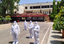 झारखंड में अभी न दारू मिलेगी और खुलेंगे मंदिर-मसजिद के ताले झारखंड में अभी न दारू मिलेगी और खुलेंगे मंदिर-मसजिद के ताले। झारखंड सरकार ने अपने यहां लाक डाउन अभी 15 दिनों तक जारी रखने का फैसला किया है। इधर कोरोना वारियर्स के सम्मान में आसमान से फूलों की वर्षा की गयी