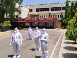 झारखंड में अभी न दारू मिलेगी और खुलेंगे मंदिर-मसजिद के ताले झारखंड में अभी न दारू मिलेगी और खुलेंगे मंदिर-मसजिद के ताले। झारखंड सरकार ने अपने यहां लाक डाउन अभी 15 दिनों तक जारी रखने का फैसला किया है। इधर कोरोना वारियर्स के सम्मान में आसमान से फूलों की वर्षा की गयी