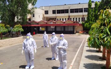 झारखंड में अभी न दारू मिलेगी और खुलेंगे मंदिर-मसजिद के ताले झारखंड में अभी न दारू मिलेगी और खुलेंगे मंदिर-मसजिद के ताले। झारखंड सरकार ने अपने यहां लाक डाउन अभी 15 दिनों तक जारी रखने का फैसला किया है। इधर कोरोना वारियर्स के सम्मान में आसमान से फूलों की वर्षा की गयी