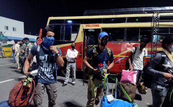 कोटा से लौटे स्टुडेंट्स, हेमंत सोरेन ने कहा- सबको सकुशल लाएंगे कोटा से स्टुडेंट्स को लेकर स्पेशल ट्रेन हटिया पहुंची। वहां उपस्थित अधिकारियों व छात्रों के चहरे पर खुशी दिखी। सीएम हेमंत सोरेन ने कहा कि सबको सकुशल लाएंगे।