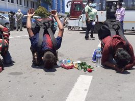 केरल से झारखंड लौटे प्रवासी मजदूरों ने माटी को किया नमन केरल से झारखंड के मजदूर आज स्पेशल ट्रेन से लौटे। उस वक्त दृश्य भावुक हो गया, जब कई ने हटिया स्टेशन से बाहर निकलते ही माटी को स्पर्श कर नमन किया।