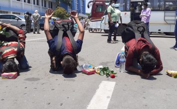 केरल से झारखंड लौटे प्रवासी मजदूरों ने माटी को किया नमन केरल से झारखंड के मजदूर आज स्पेशल ट्रेन से लौटे। उस वक्त दृश्य भावुक हो गया, जब कई ने हटिया स्टेशन से बाहर निकलते ही माटी को स्पर्श कर नमन किया।