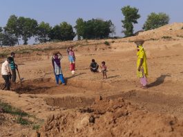 मनरेगा की योजनाएं ही मजदूरों को भूख से बचा सकती हैं मनरेगा के तहत चलने वाली योजनाएं ही मजदूरों को भूख से बचा सकती हैं। प्रवासी मजदूरभूख मिटाने को बड़े पैमाने पर घर लौट रहे हैं, उन्हें रोजगार चाहिए।