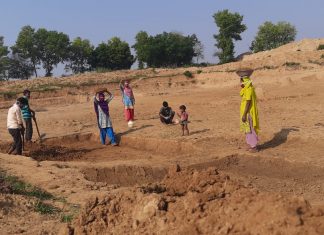 मनरेगा की योजनाएं ही मजदूरों को भूख से बचा सकती हैं मनरेगा के तहत चलने वाली योजनाएं ही मजदूरों को भूख से बचा सकती हैं। प्रवासी मजदूरभूख मिटाने को बड़े पैमाने पर घर लौट रहे हैं, उन्हें रोजगार चाहिए।