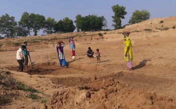 मनरेगा की योजनाएं ही मजदूरों को भूख से बचा सकती हैं मनरेगा के तहत चलने वाली योजनाएं ही मजदूरों को भूख से बचा सकती हैं। प्रवासी मजदूरभूख मिटाने को बड़े पैमाने पर घर लौट रहे हैं, उन्हें रोजगार चाहिए।