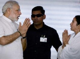 पश्चिम बंगाल के CS ने रिटायरमेंट ली, ममता ने बनाया चीफ एडवाइजर समय-समय की बात हैः केंद्र के निदेशानुसार आज ही चीफ सेक्रेट्री अलापन को दिल्ली में ज्वाइन करना था। इसे राजनीतिक हल्के में पीएम नरेंद्र मोदी पर ममता बनर्जी की कुशल रणीनित के तौर पर देखा जा रहा है।