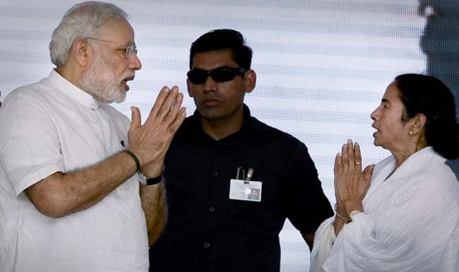 पश्चिम बंगाल के CS ने रिटायरमेंट ली, ममता ने बनाया चीफ एडवाइजर समय-समय की बात हैः केंद्र के निदेशानुसार आज ही चीफ सेक्रेट्री अलापन को दिल्ली में ज्वाइन करना था। इसे राजनीतिक हल्के में पीएम नरेंद्र मोदी पर ममता बनर्जी की कुशल रणीनित के तौर पर देखा जा रहा है।