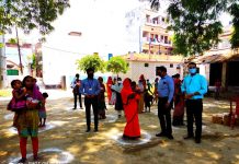 वाराणसी के शहरी क्षेत्र में 1900 बच्चे लाल श्रेणी में चिन्हित वाराणसी के शहरी क्षेत्र में 1900 लाल श्रेणी के चिन्हित बच्चे हैं। उनके बीच विशेष आहार का वितरण कराया जा रहा है। सामाजिक संस्था कुटुम्ब इसमें सहयोगी है।