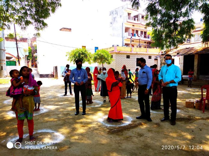 वाराणसी के शहरी क्षेत्र में 1900 लाल श्रेणी के चिन्हित बच्चे हैं। उनके बीच विशेष आहार का वितरण कराया जा रहा है। सामाजिक संस्था कुटुम्ब इसमें सहयोगी है।