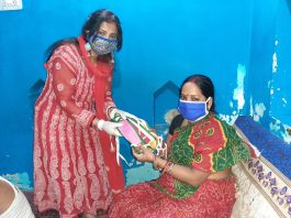 दीदी फाउंडेशन ने कोरोना महामारी को देखते हुए 250 मास्क बांटे कोरोना महामारी को देखते हुए दीदी फाउंडेशन की डॉ नम्रता आनंद ने 250 जरूरतमंद गरीब लोगों के हाथों को सैनिटाइज करवा कर उन्हें मास्क दिया।