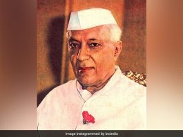 जवाहर लाल नेहरू के आखिरी कुछ दिन द्वंद्व के रहे जवाहर लाल नेहरू के आखिरी कुछ दिन काफी द्वंद्व के रहे। नास्तिक जवाहर लाल नेहरू अंतिम महीनों में आस्था और अनास्था के दरम्यान डोल रहे थे।