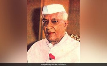 जवाहर लाल नेहरू के आखिरी कुछ दिन द्वंद्व के रहे जवाहर लाल नेहरू के आखिरी कुछ दिन काफी द्वंद्व के रहे। नास्तिक जवाहर लाल नेहरू अंतिम महीनों में आस्था और अनास्था के दरम्यान डोल रहे थे।